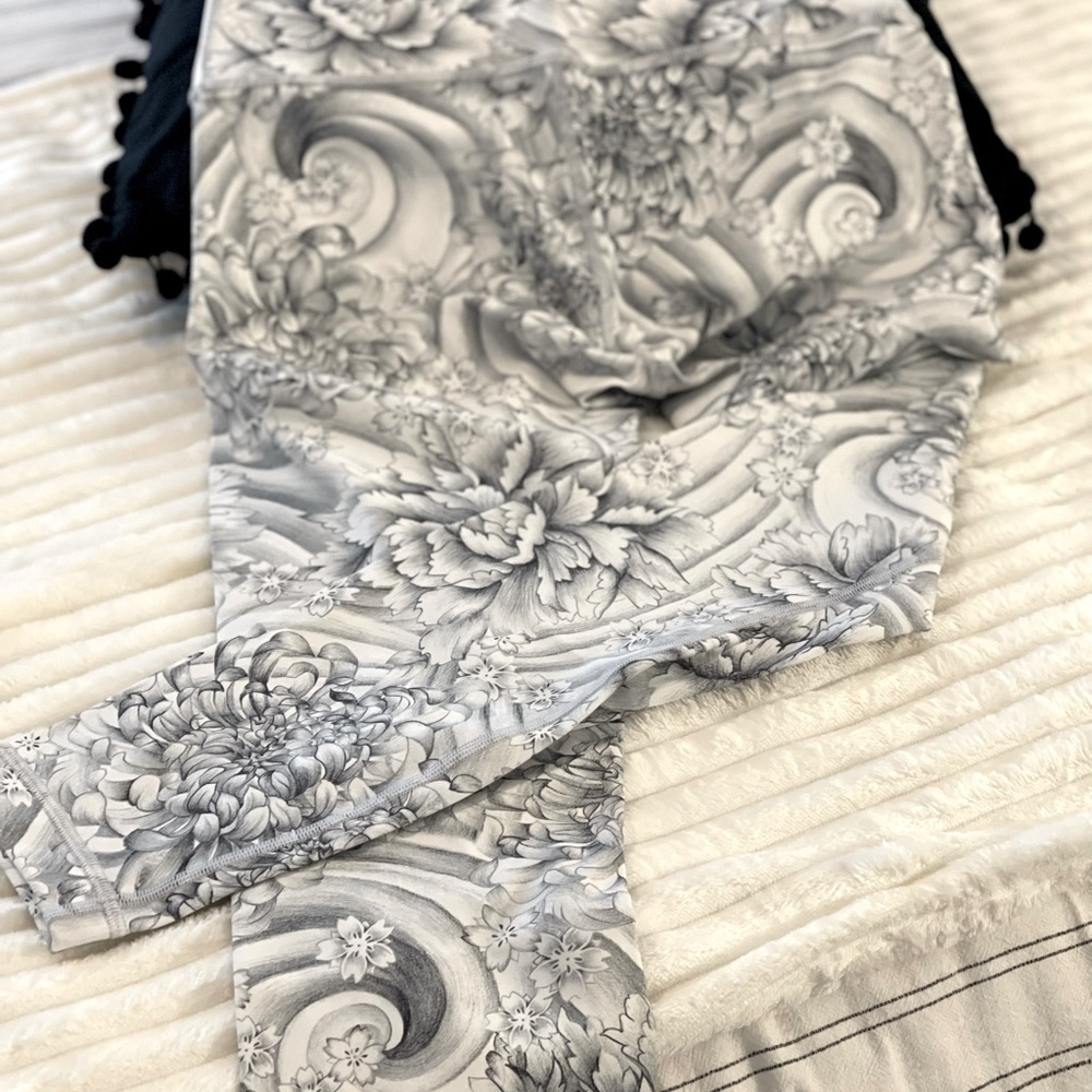 lululemon floral crop pants, size 4